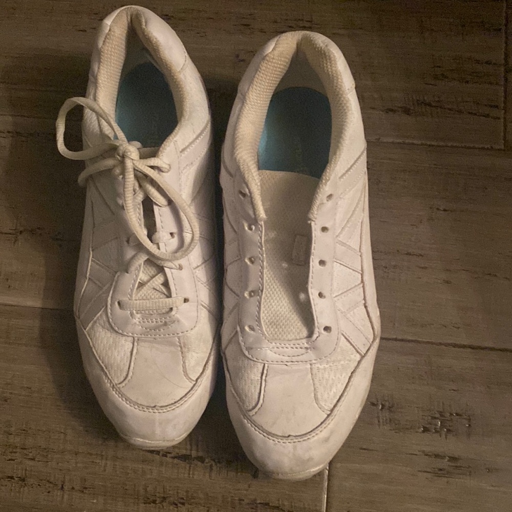 Cheer shoes